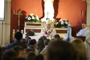 biskup robert chrząszcz z dziećmi